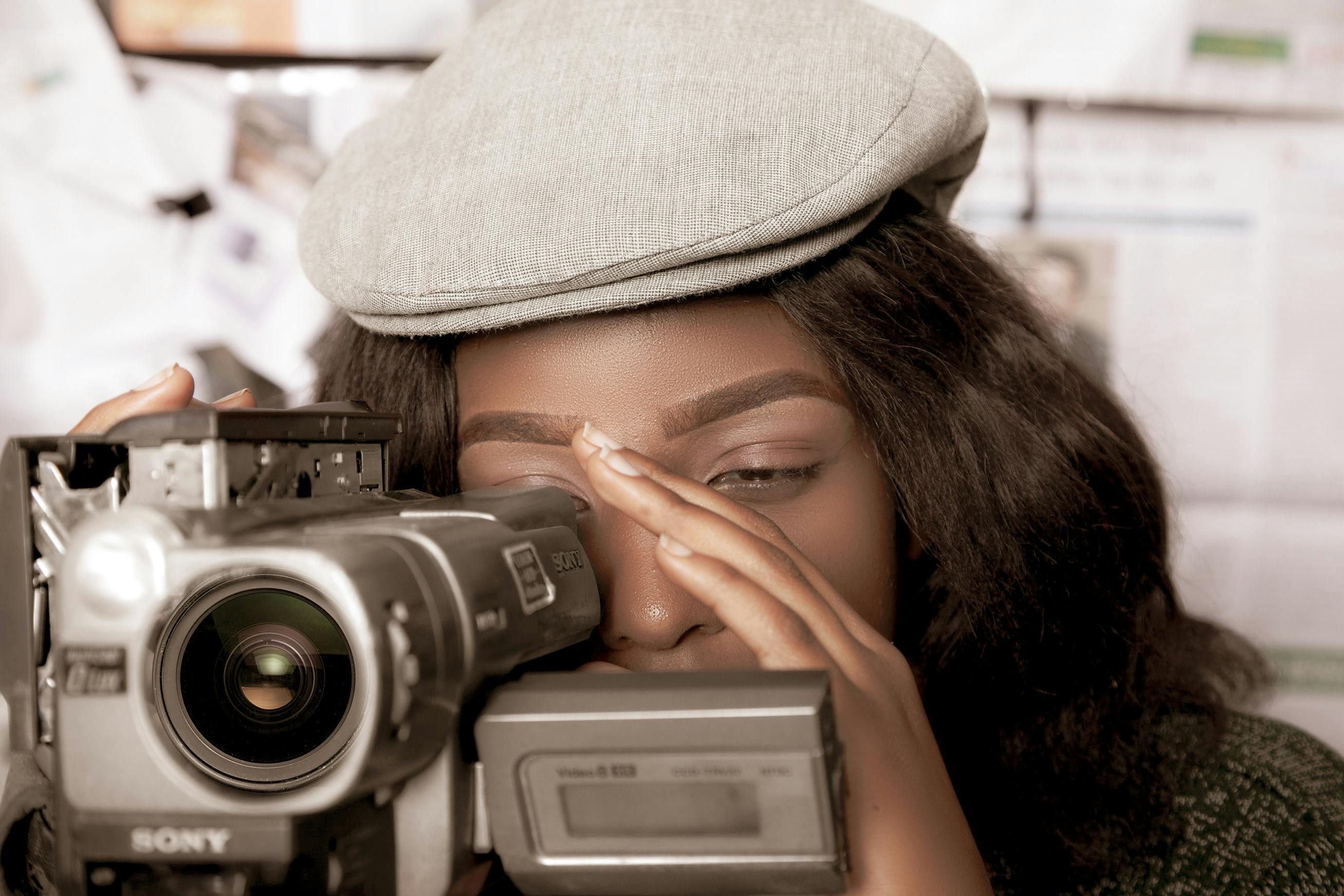 Équipe africaine de média digital préparant une émission d'information