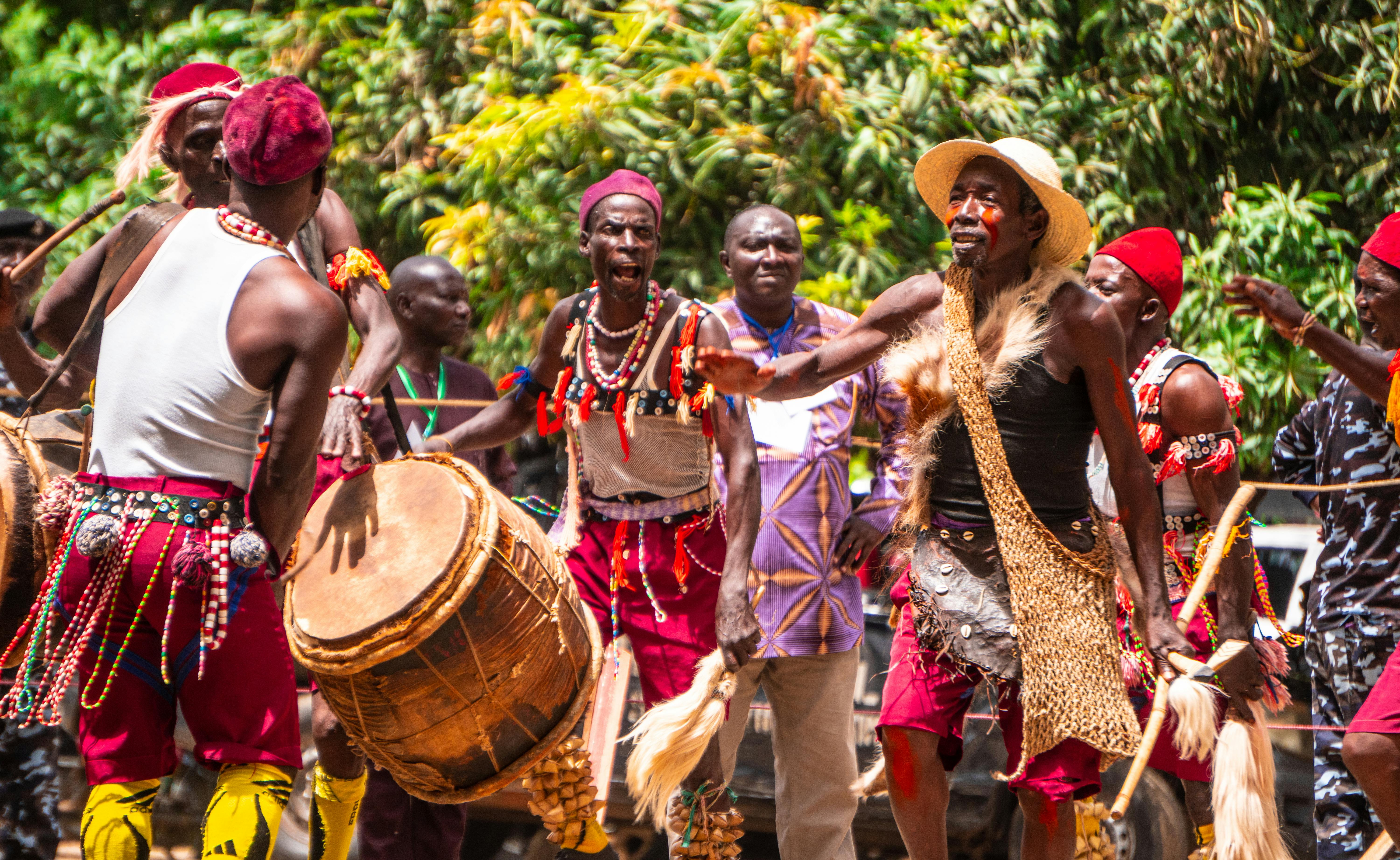 Événement culturel africain avec musique et danse traditionnelle
