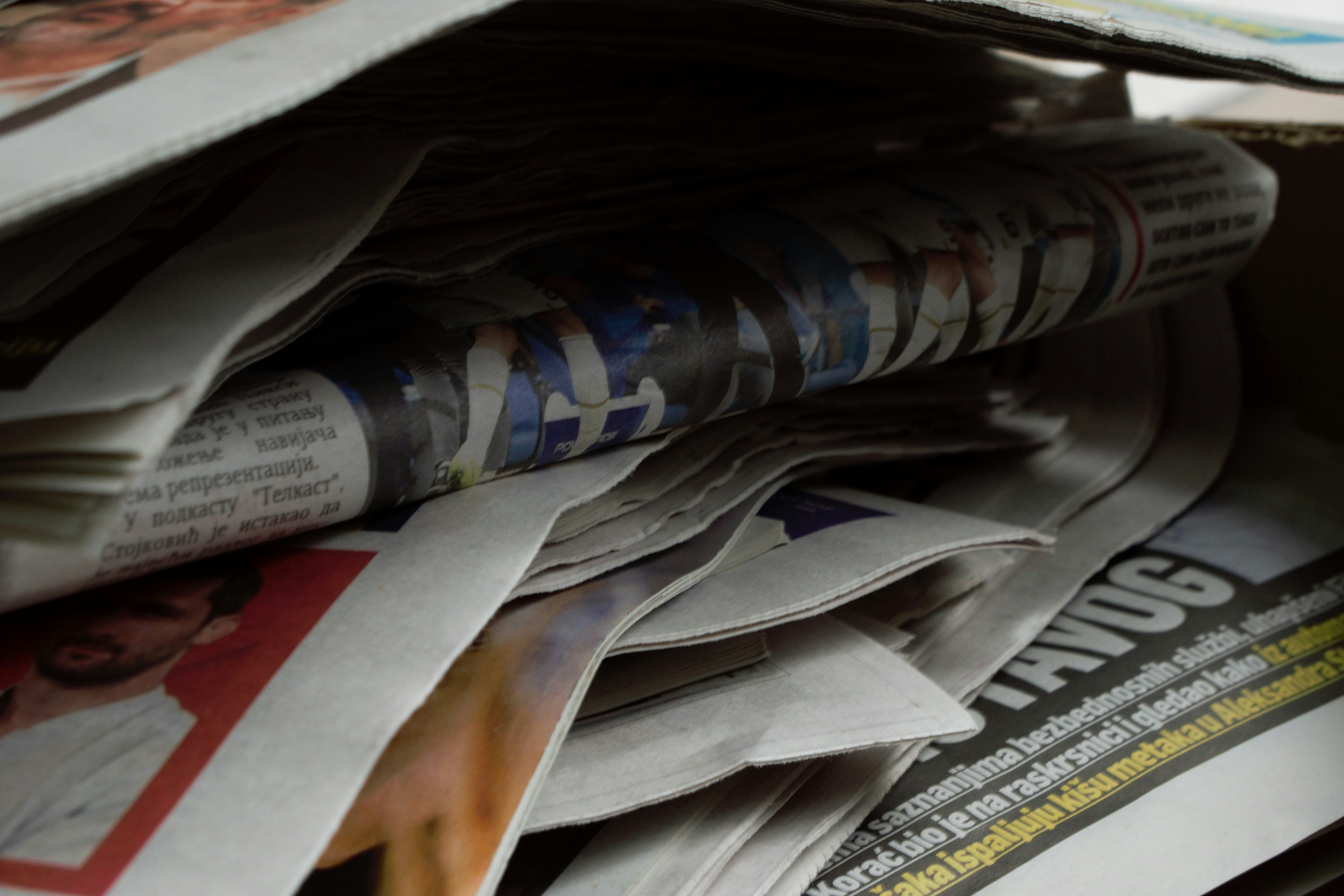 Équipe de production audiovisuelle préparant un reportage d'information